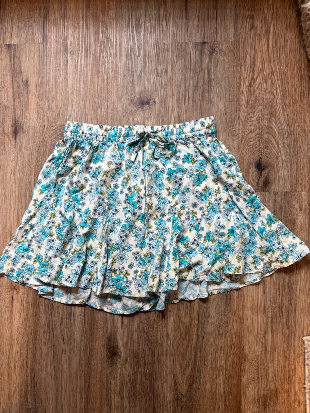 O'Neill Cream Floral Elastic High-Waisted Flowy Shorts with Teal & Green Accents